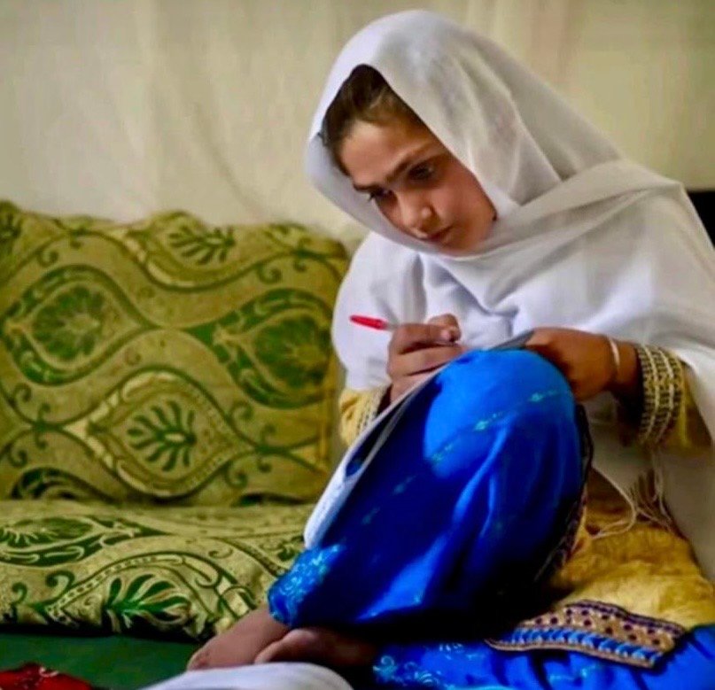 دختری برای مکتبی که دیگر وجود ندارد آماده می&zwnj;شود