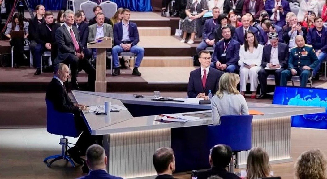 خبرنگار خواستگاری کرد، معشوق&zwnj;اش&zwnj; پذیرفت، پوتین هزینه عروسی را تامین کرد