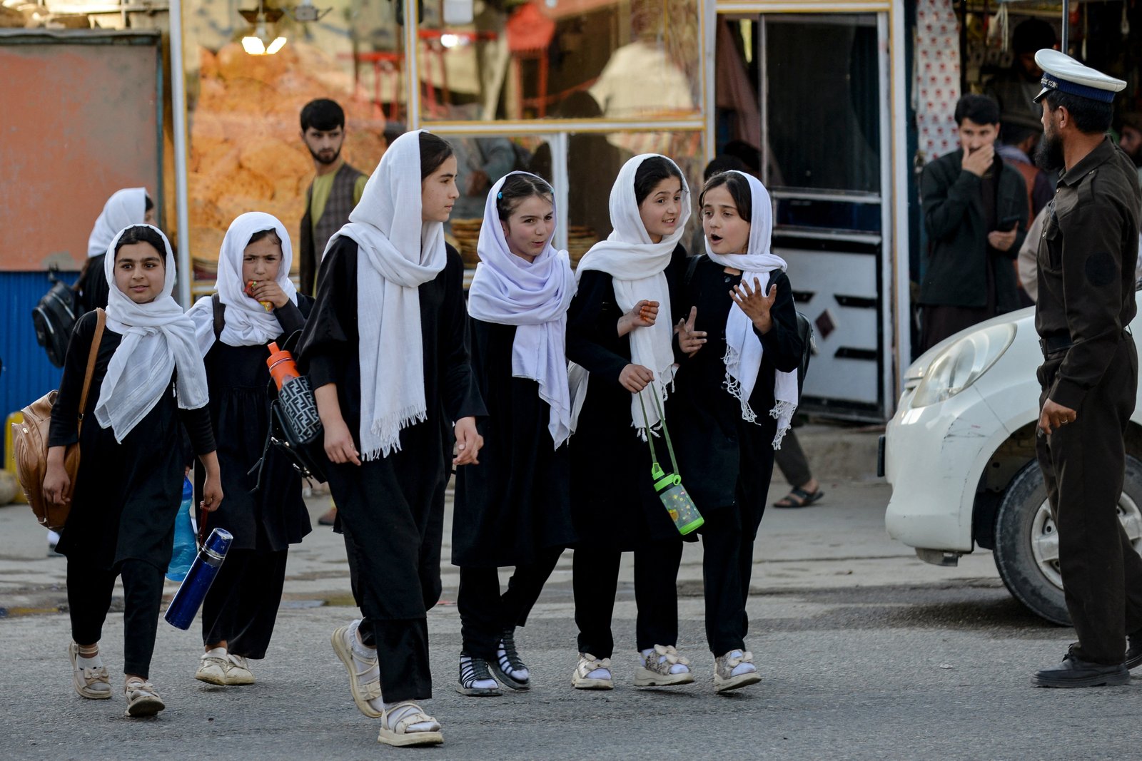 اتحادیه اروپا: دختران افغانستان باید به مکتب برگردند