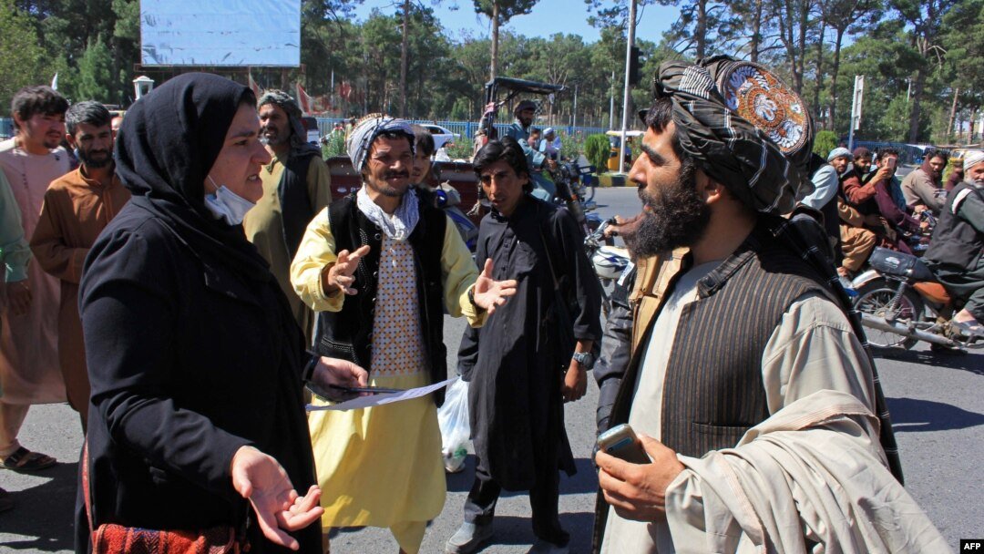 طالبان در هرات برای زنان: پوشیدن لباس تنگ مغایر شریعت است