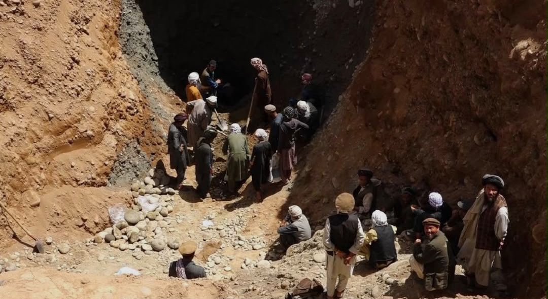 ریزش معدن در چاه&zwnj;آب؛  امدادگران برای نجات ۱۰ کارگر تلاش دارند