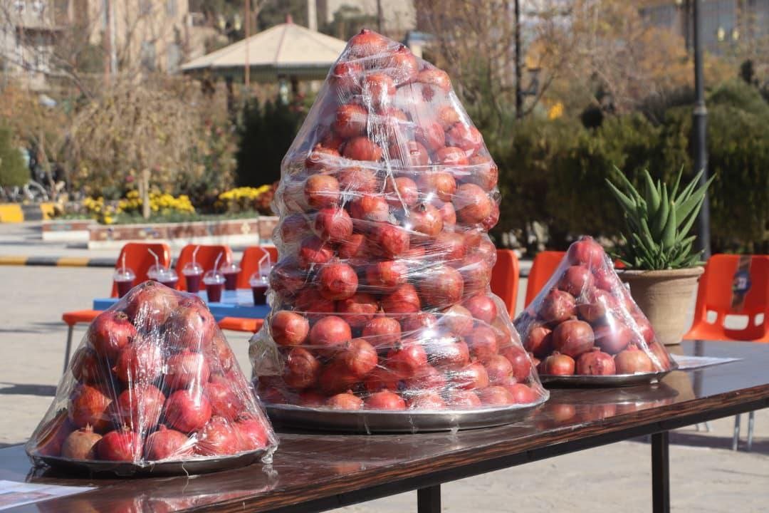 تاجر هراتی با توزیع انار میان شاگردان و صادرات به امارات توجه&zwnj;ها را جلب کرد