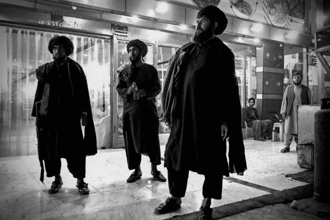 نگاه&zwnj;هایی که استخوان انسان را به درد می&zwnj;آورد