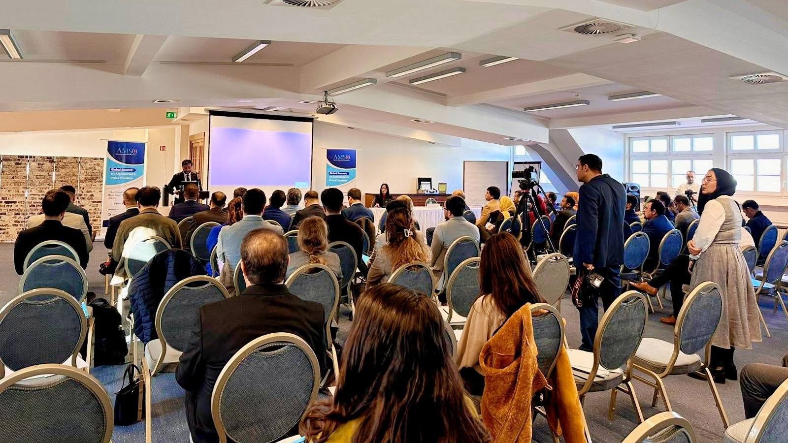 گرسنگی کودکان خبرنگاران در سایه سمپوزیوم&zwnj;های لوکس حامیان