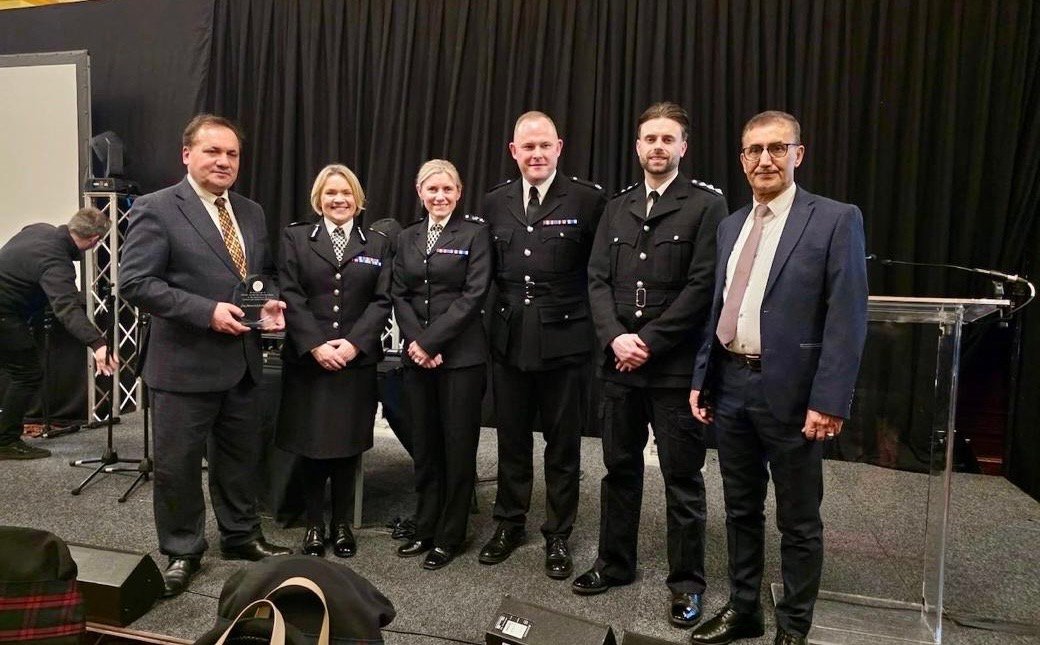 تندیس همایش مولانا به کانون همیاری پارسی&zwnj;زبانان اهدا شد