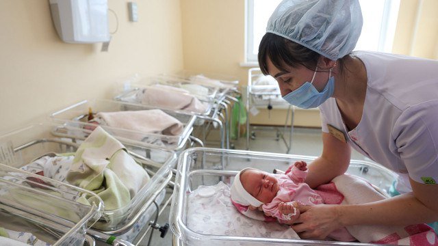 با وجود تلاش&zwnj;های پوتین برای تشویق فرزندآوری، زنان روس هنوز فرزند بیشتر نمی&zwnj;آورند؛ ممنوعیت اجبار به سقط گسترش یافت