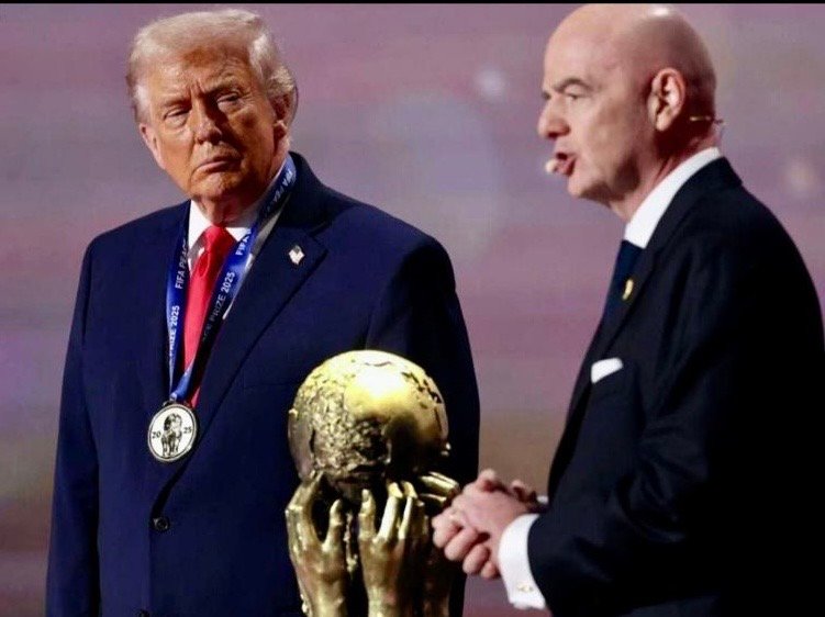 واشنگتن&zwnj;پست: ترامپ نخستین نوبل جعلی صلح را دریافت کرد