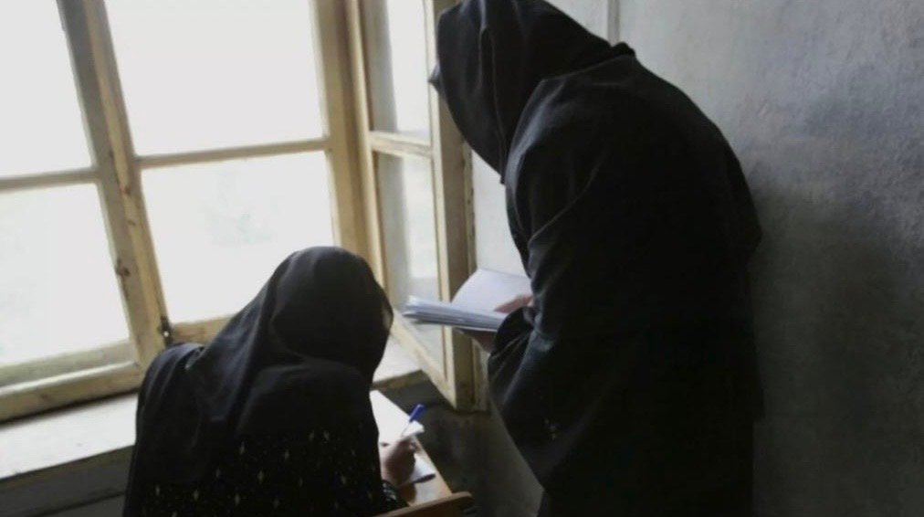 زنان با کتاب و تخیل، در سایه تهدیدها به مبارزه ادامه می&zwnj;دهند