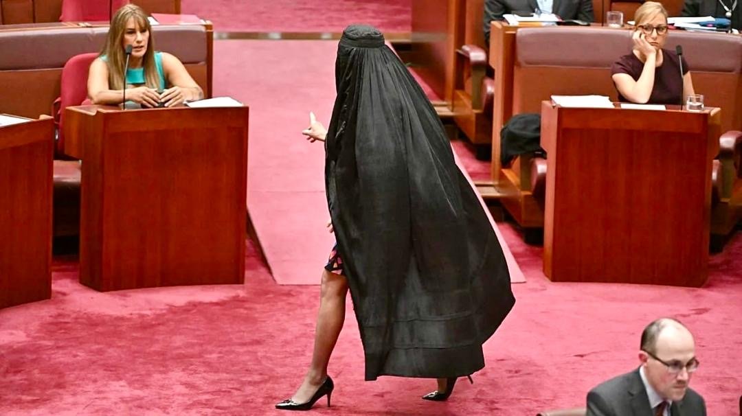 نماینده راست افراطی استرالیا با برقع در مجلس سنا جنجال آفرید