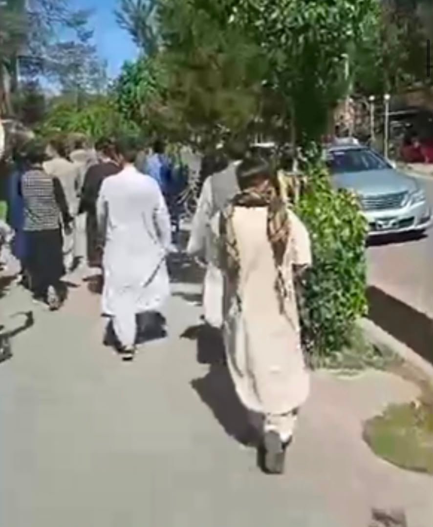ساکنان هرات در برابر دفتر والی طالبان در این ولایت اعتراض کردند