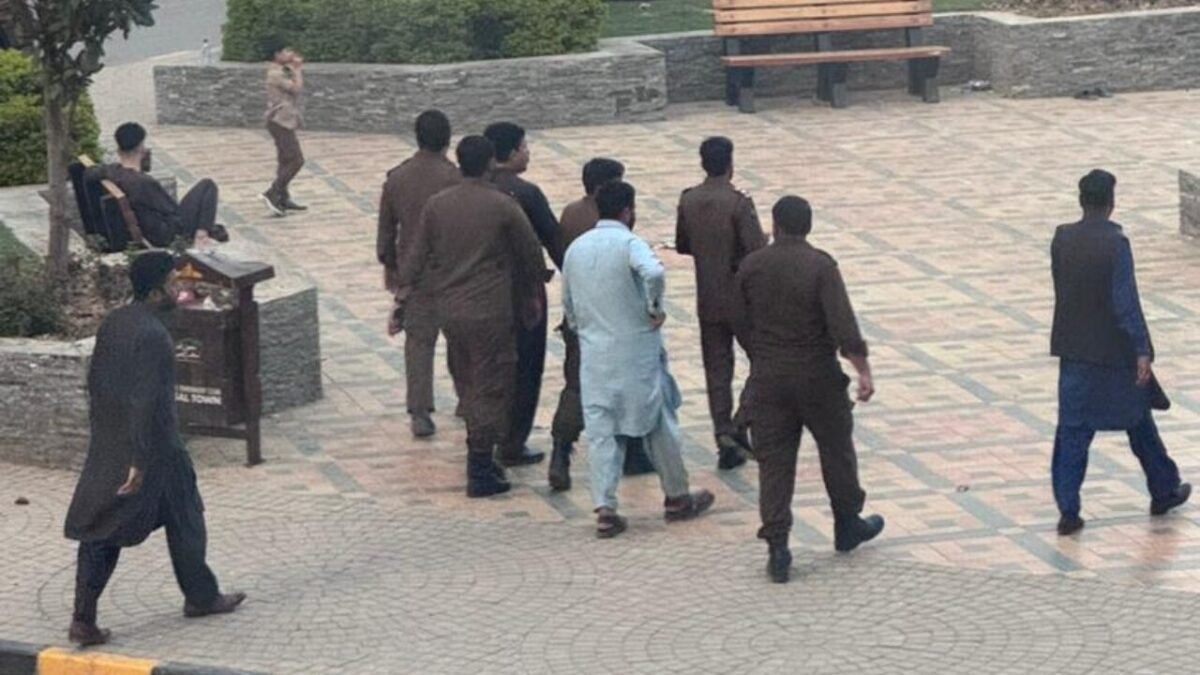 باندی به رهبری ناصر مهاجران افغانستانی را در فیصل&zwnj;تاون پاکستان هدف اخاذی قرار می&zwnj;دهد