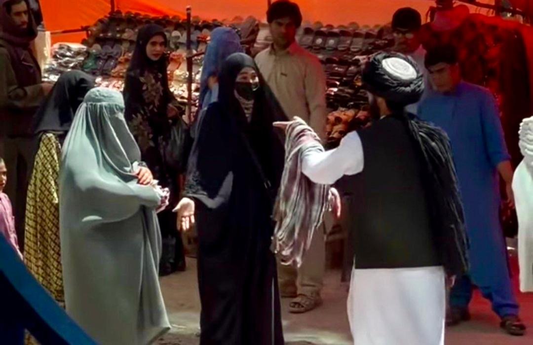 منابع: طالبان زنان هراتی را از ورود به فروشگاه&zwnj;ها منع کردند
