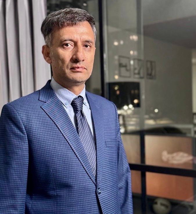 کمی با لبِ پرخنده بخوانید؛ &laquo;امپراطوریِ بلاحدودِ خراسان